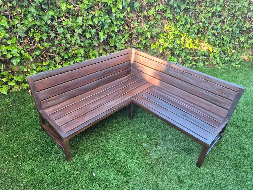 Banco esquinero de madera para jardín con acabado renovado, Ibiza