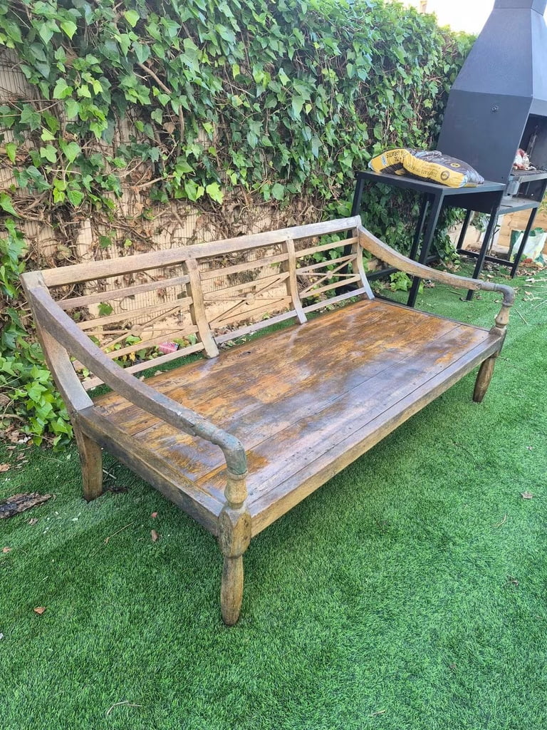 Sofá de exterior de madera maciza durante su restauración, Ibiza
