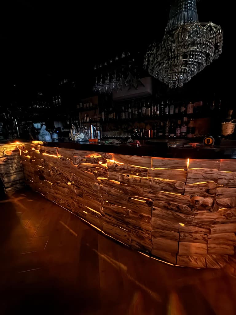 Barra de bar revestida de madera con iluminación integrada, Ibiza