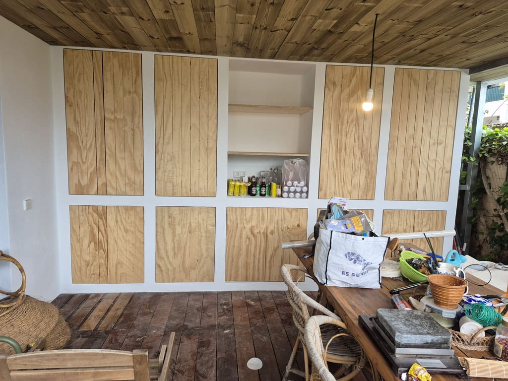 Armarios de madera empotrados en un porche con cocina de verano, Ibiza