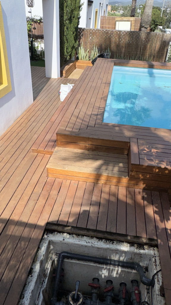 Escalones de tarima de madera junto a una piscina, Ibiza