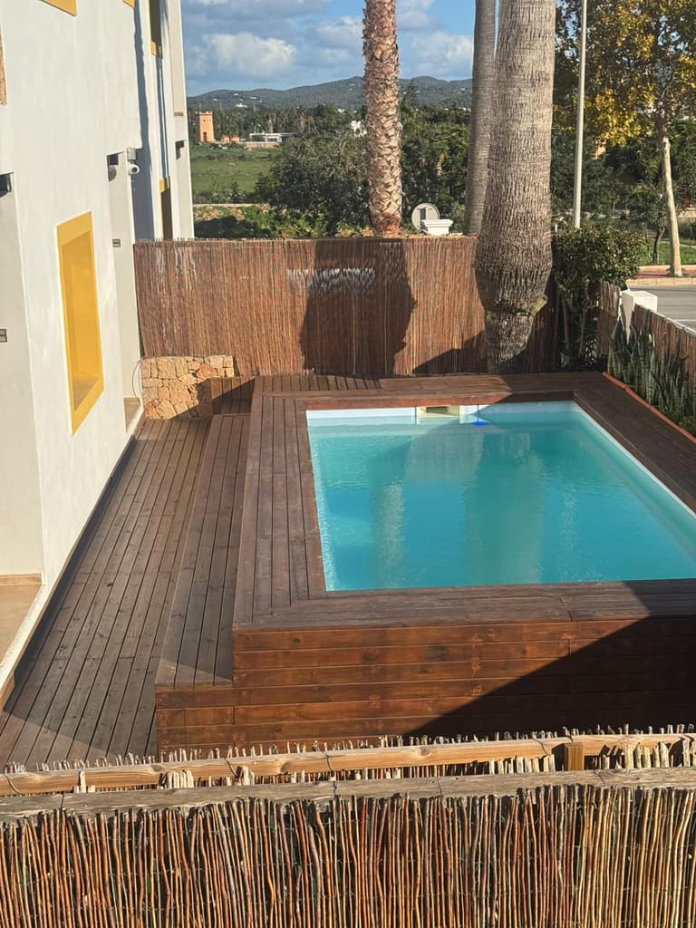 Revestimiento de piscina y terraza con tarima de madera, Ibiza