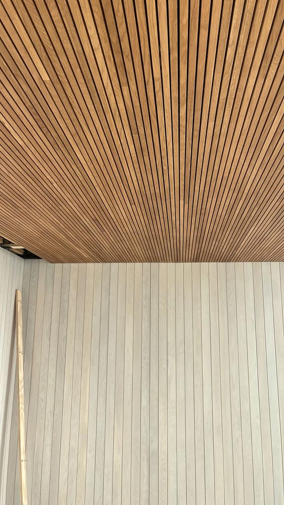 Techo de lamas de madera sobre paredes revestidas de madera clara, Ibiza