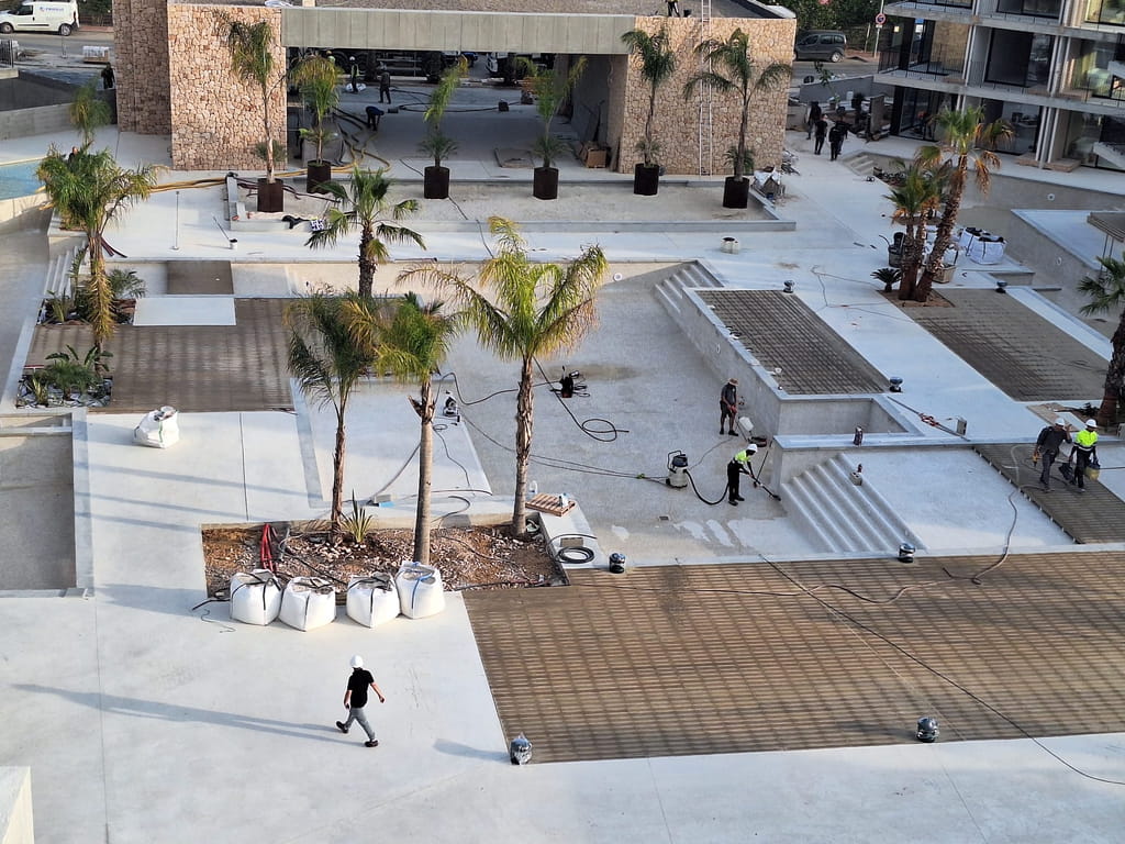 Instalación de tarima de madera en la terraza de un complejo hotelero en Ibiza, vista aérea de la obra