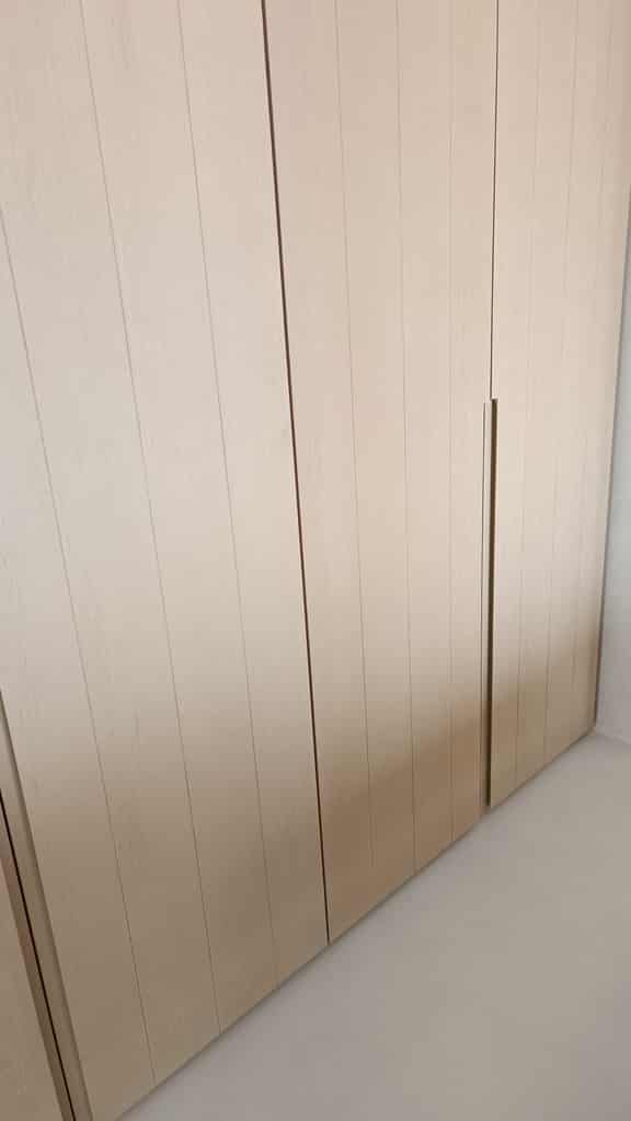 Armario empotrado de suelo a techo con puertas lisas y tiradores integrados, Ibiza