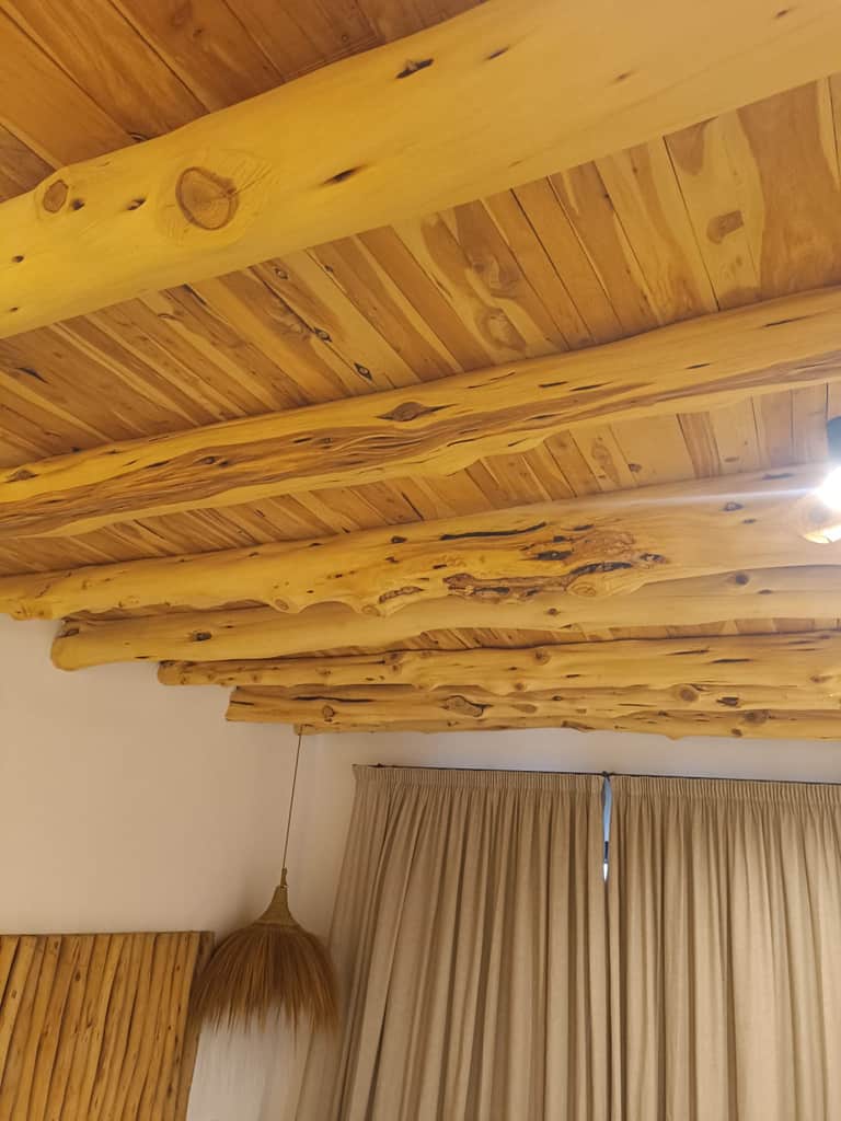 Techo con vigas de tronco de madera natural al estilo ibicenco