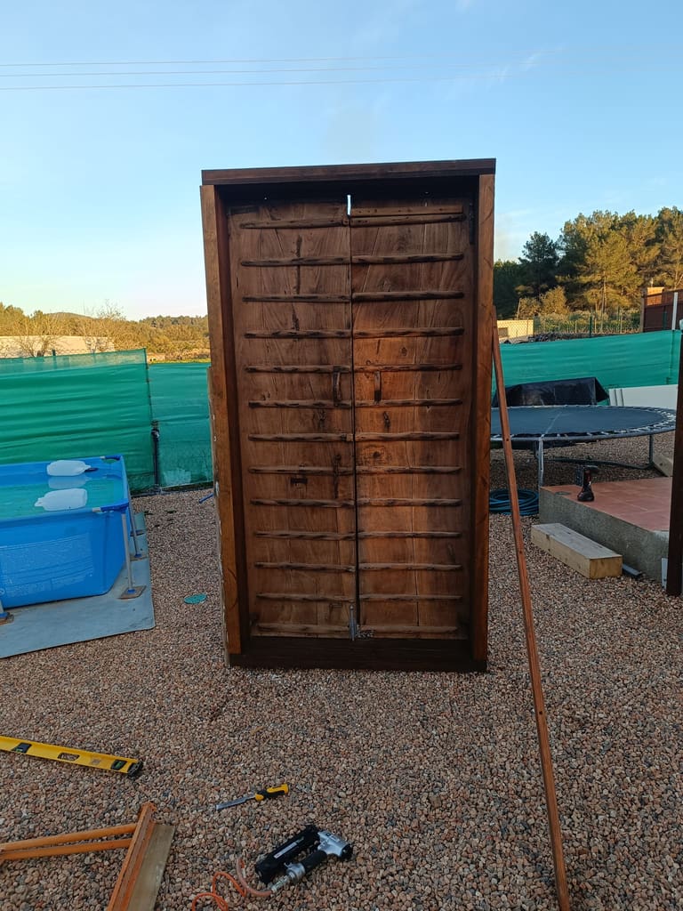 La misma puerta antigua restaurada y montada en su marco, Ibiza