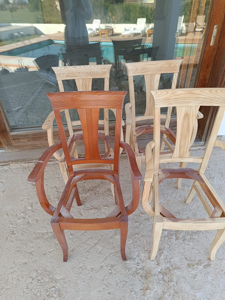 Sillas de comedor de madera: una ya terminada y otras lijadas, listas para el acabado, Ibiza