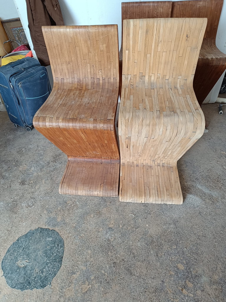 Sillas de diseño de lamas de madera: una restaurada y otra lijada antes del acabado, Ibiza