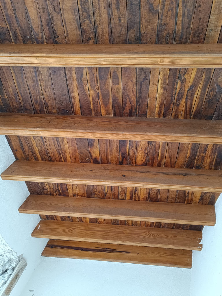 Detalle del techo de madera de un porche después de la restauración, Ibiza